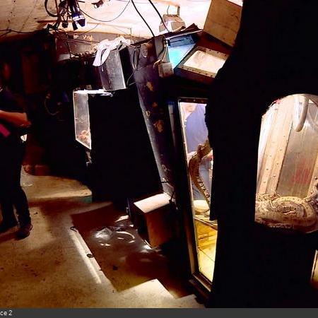 Coulisses des tournages de Fort Boyard - Tournage dans le décor de la Fosse, avec de nombreuses ouvertures pour les caméras (2018)