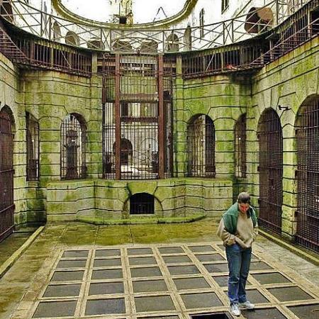 Coulisses des tournages de Fort Boyard - La Salle du Trésor avant le nettoyage (2001)