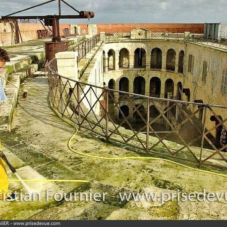 Coulisses des tournages de Fort Boyard - La Terrasse avant le nettoyage (2001)