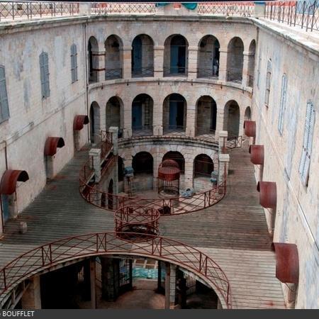 Coulisses des tournages de Fort Boyard - Nettoyage en cours de la passerelle en bois (2010)