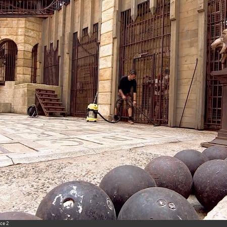 Coulisses des tournages de Fort Boyard - La Salle du Trésor a droit un coup d'aspirateur ! (2018)