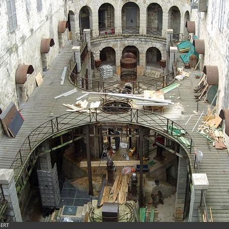 Coulisses des tournages de Fort Boyard - La cour intérieure devient un grand chantier (2003)