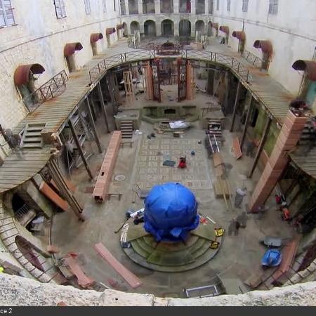 Coulisses des tournages de Fort Boyard - La cour intérieure devient un grand chantier (2014)