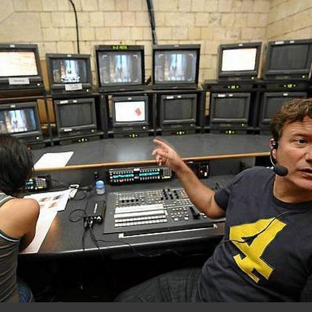 Coulisses des tournages de Fort Boyard - Le réalisateur Jérôme Revon devant la régie vidéo, avant la HD (2009)