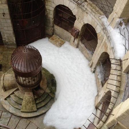 Coulisses des tournages de Fort Boyard - De la mousse jusqu'au rez-de-cour, la nouvelle Laverie a besoin de quelques réglages ! (2013)