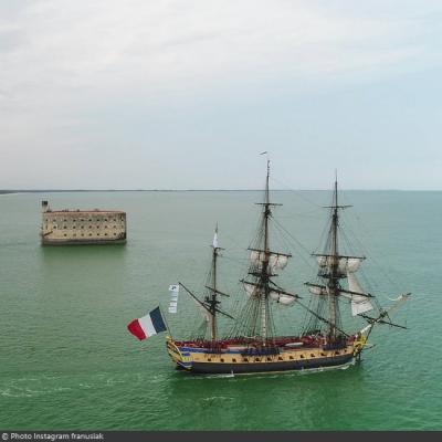 La frégate L'Hermione fait une escale à côté du Fort Boyard pour les 30 ans du jeu (02/07/2019)