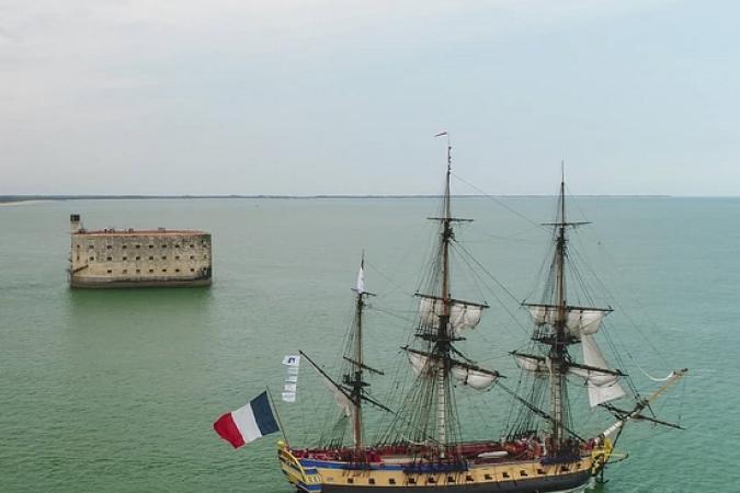 La frégate L'Hermione fait une escale à côté du Fort Boyard pour les 30 ans du jeu (02/07/2019)