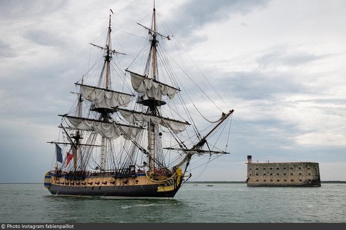 La frégate L'Hermione fait une escale à côté du Fort Boyard pour les 30 ans du jeu (02/07/2019)