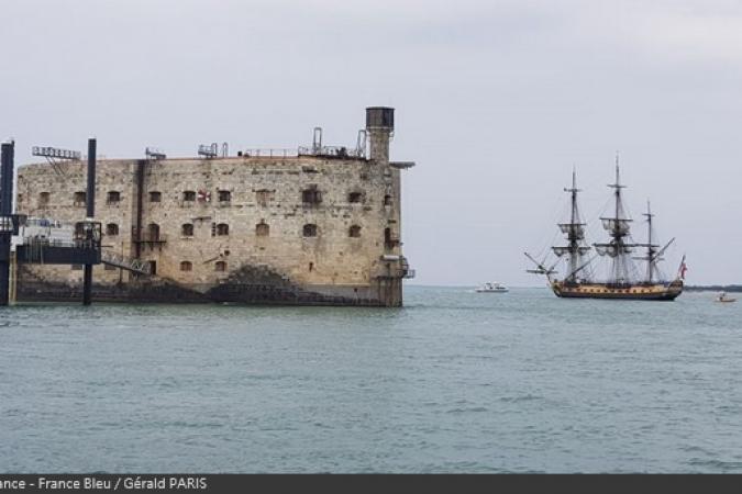 La frégate L'Hermione fait une escale à côté du Fort Boyard pour les 30 ans du jeu (02/07/2019)