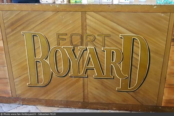 Intégration du logo sur le bar de la cafétéria à Fort Boyard (photo de 2019)