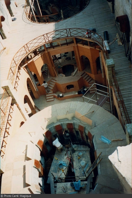 Construction de la Salle du Trésor en 1990 : les murs en bois sont encore visibles
