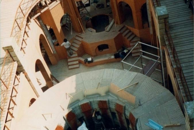 Construction de la Salle du Trésor en 1990 : les murs en bois sont encore visibles