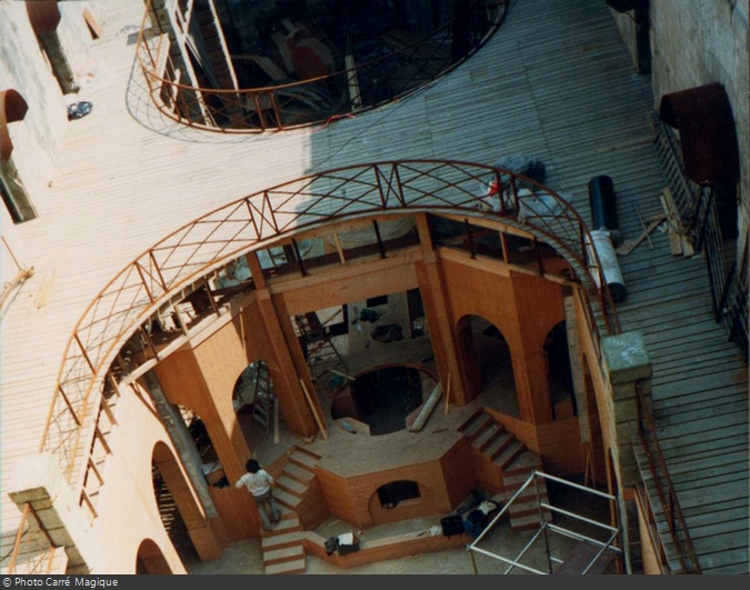 Construction de la Salle du Trésor en 1990 : les murs en bois sont encore visibles