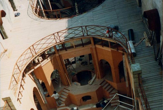 Construction de la Salle du Trésor en 1990 : les murs en bois sont encore visibles