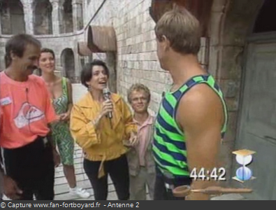 Les Clés de Fort Boyard 1990 : Marie TALON et les candidats devant une cellule