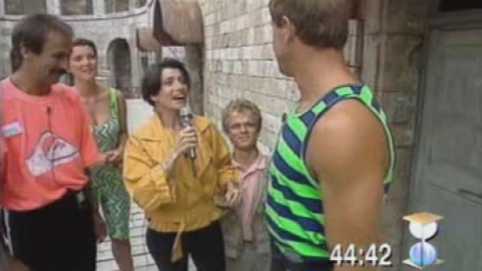 Les Clés de Fort Boyard 1990 : Marie TALON et les candidats devant une cellule