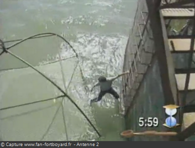 Les Clés de Fort Boyard 1990 : Un candidat descend chercher la clé à la mer (filet)