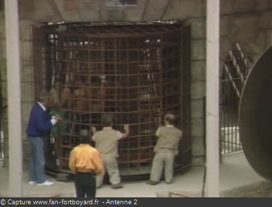 Les Clés de Fort Boyard 1990 : Côté extérieur, les personnages tournent la porte