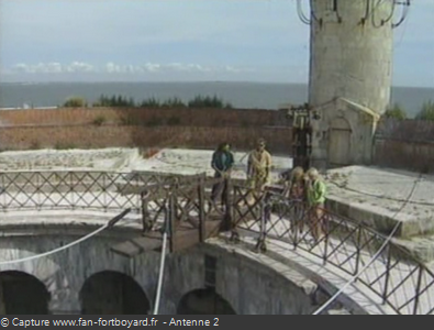 Les Clés de Fort Boyard 1990 : Le nouveau sautoir, sur la terrasse, pour le saut à l'élastique de la Clé en Or