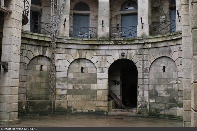 Les arcades sud du rez-de-chaussée de Fort Boyard